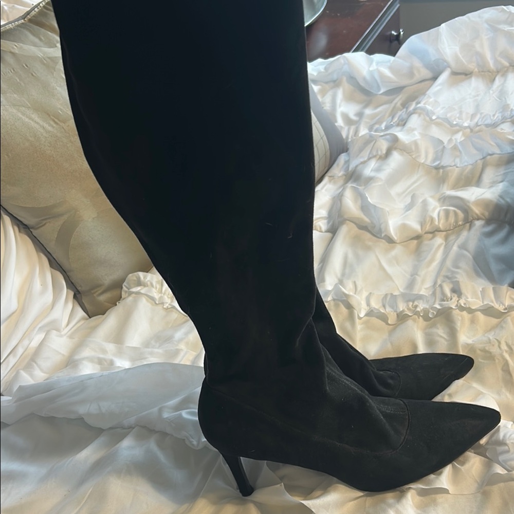 Nine West Black Heeled Suede Boots with Sleek Design